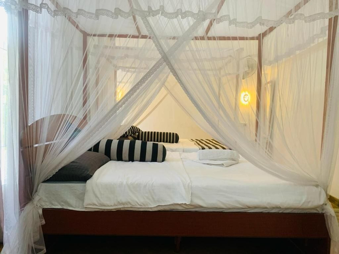 Room 5, Nat City, Ella