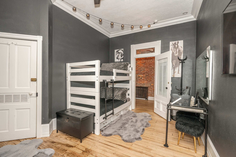 Room 4, The Brick Dachshund Chic for 9, Clinton