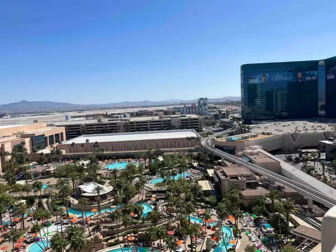 Infinity pool, MGM Signature Executive Suite, Clark