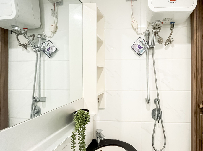 Bathroom, Modern Look And Homey Studio At Apartment Sky House Bsd, Tangerang Selatan