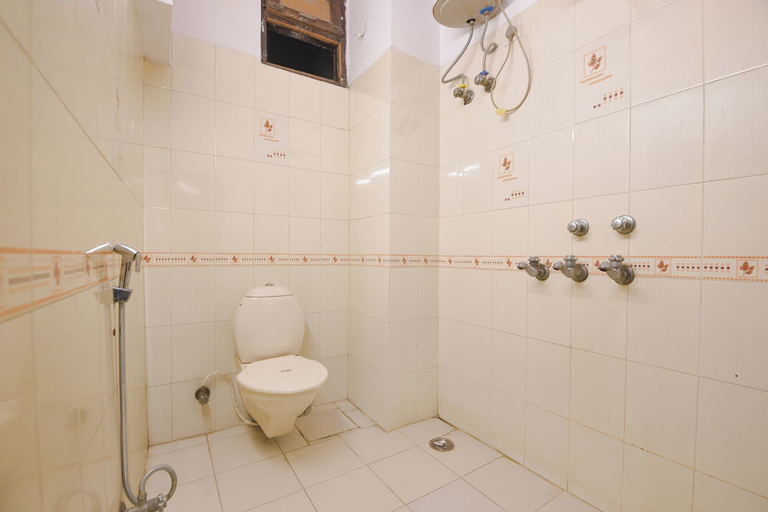 Bathroom 3, Fabhotel Tulip Sarover Mansarover Garden, Delhi