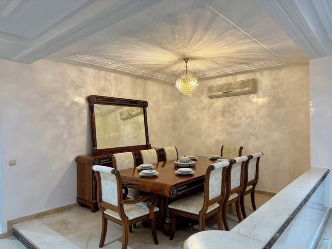 Restaurant 3, Chic 4BR with Jacuzzi-Fez New City Stay, Fès