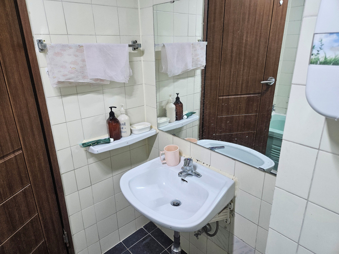Bathroom 2, Samwoojang Motel, Changwon