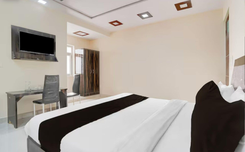 Room 2, Hotel O Taj Holiday, Agra
