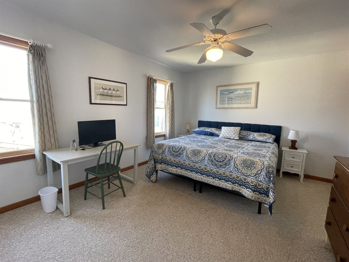 Room 3, The Baited Hook 4 Bedroom Cottage by RedAwning, Dare