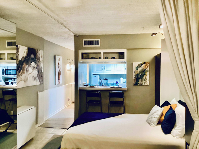 Room 4, Shoreline Studio, Seawall Beachfront Condo for 4, Galveston