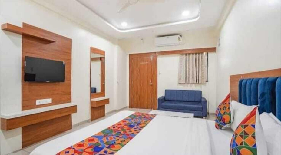 Room 5, Hotel Akshar Palace, Vadodara