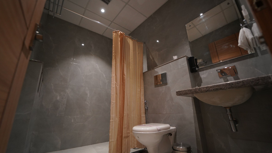 Bathroom 5, Solitaire Resort, Gonda