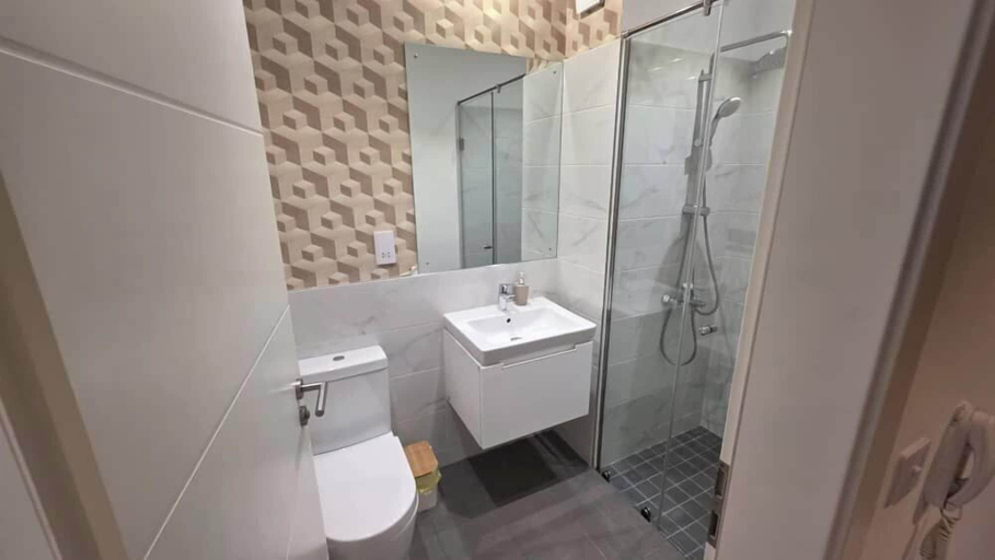 Bathroom 4, EBS LEGEND LENNOX APARTMENT, Accra