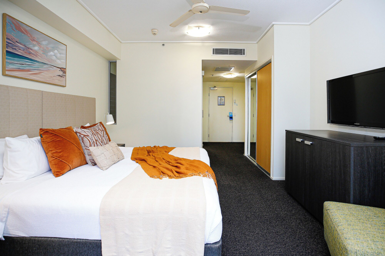 Room 5, Studio in the City with pool and BBQ, Cairns