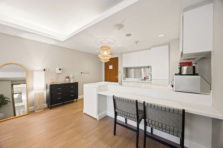 Room 3, Snug Studio in Dubai Mall Steps From Burj Khalifa, Dubai