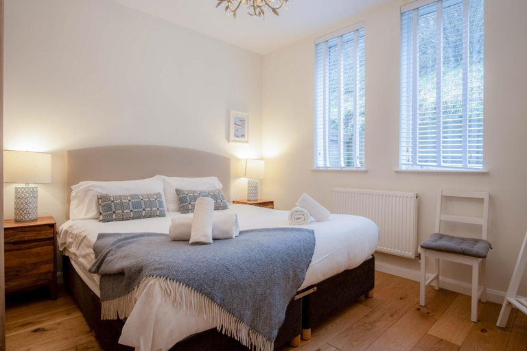Room 2, Ty Gwawr - 3 Bedroom Apt - Bayview Oxwich, Swansea