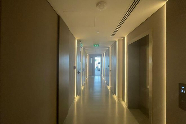 Interior 5, Dubai Marina Walk Gem Modern Apt with Pool & Gym access, Steps to Beach & Metro, Dubai
