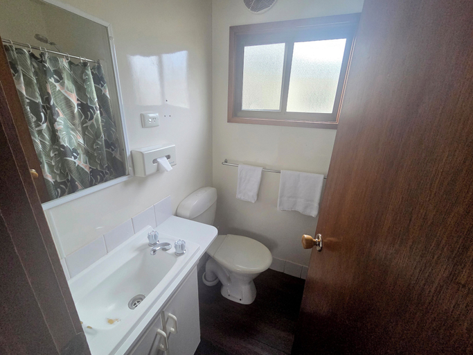 Bathroom 3, Canberra Holiday Village, Canberra
