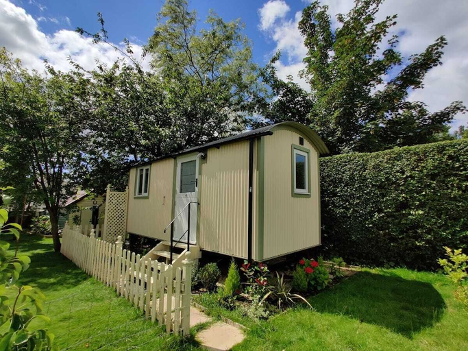 Exterior 2, Duck House - 1 Bed Shepherds Hut - Gower, Swansea