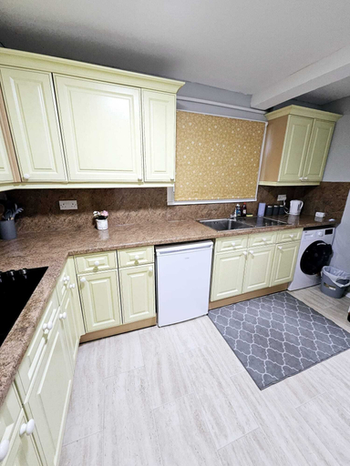 Private kitchen 5, Basement 2 Bed Appartment with EVCharger, Portsmouth