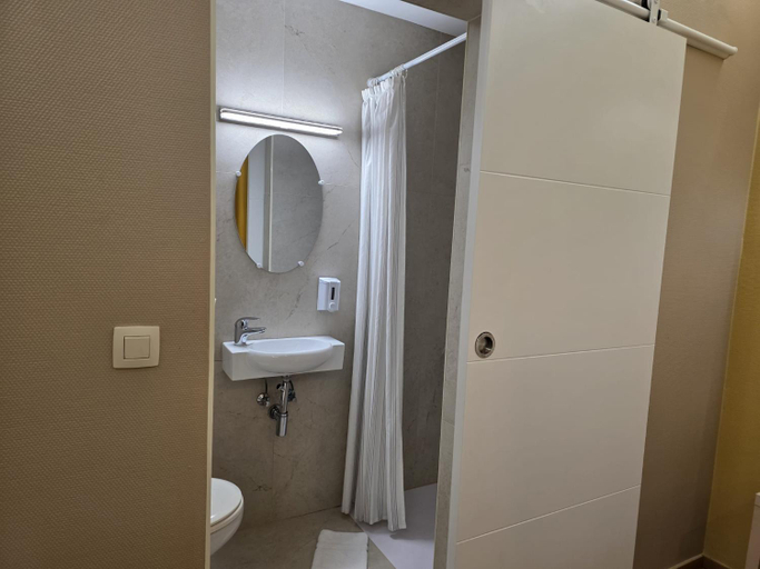 Shower 1, Hotel de France, Bruxelles