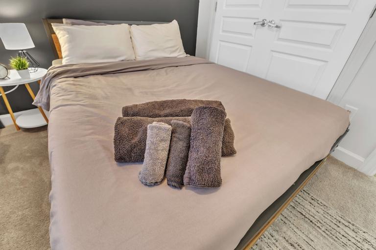 Room 1, Upscale 1BR Suite to Downtown Raleigh, Wake