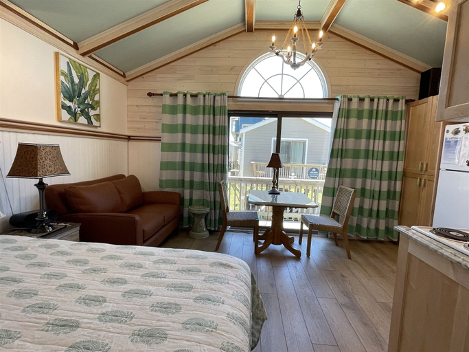 Room 4, 37 Coal Miner's Dream Studio Bedroom Condo by RedAwning, Dare