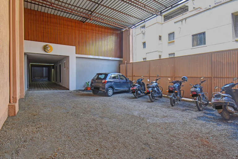 Parking, Fabhotel Stay Inn Lodge, Pune