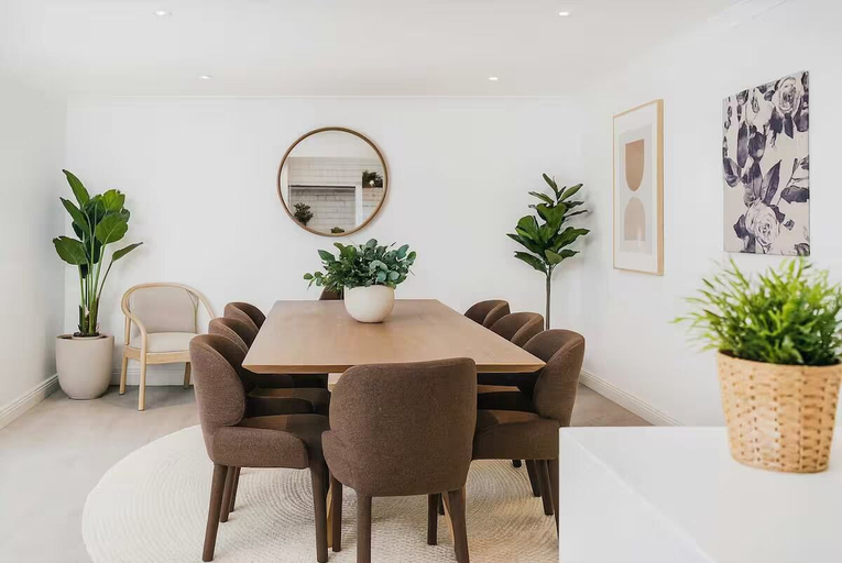 In-room dining 5, Stylish 4BR City Retreat, Sydney