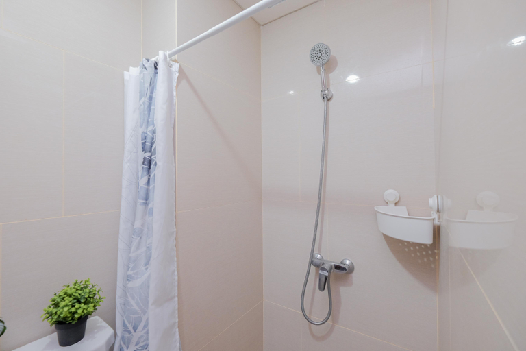 Bathroom 3, Wonderful and Homey Studio Vasaka Solterra Apartment By Travelio, South Jakarta
