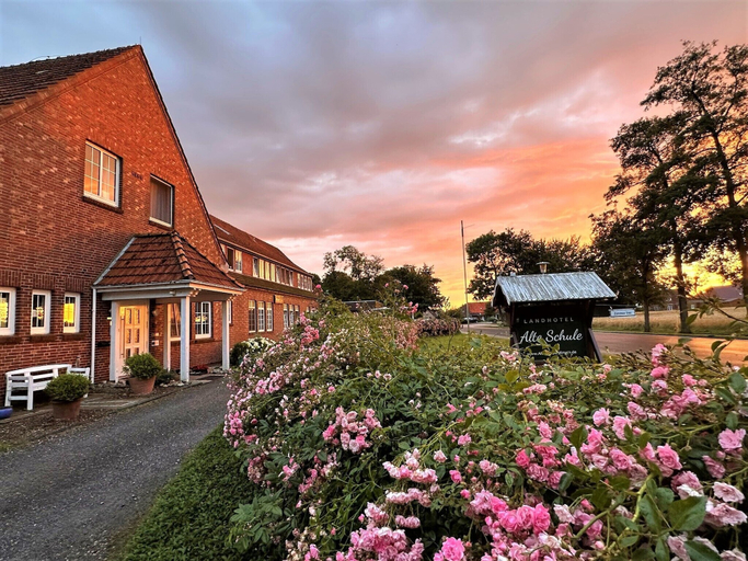 Exterior & Views 2, Landhotel Alte Schule Minsen, Friesland