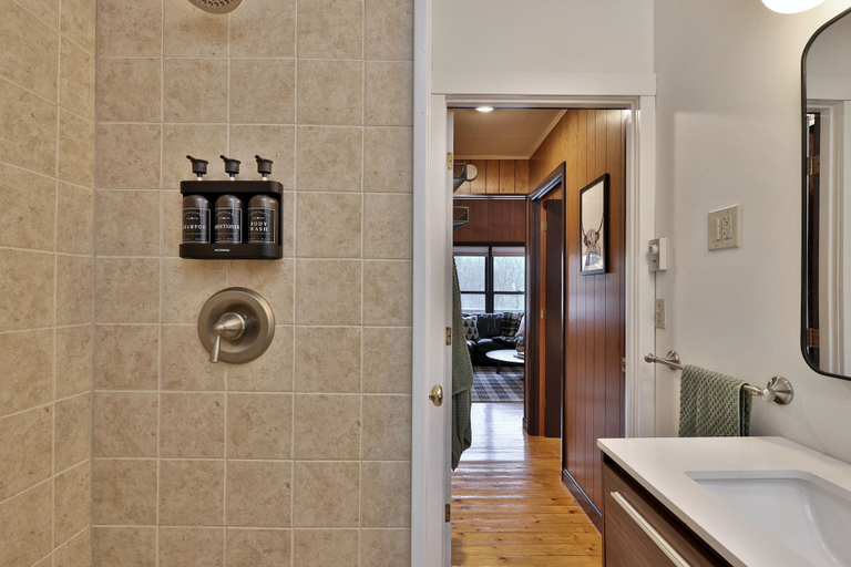 Bathroom 2, Shreadquarters 3 Bedroom Home, Rutland