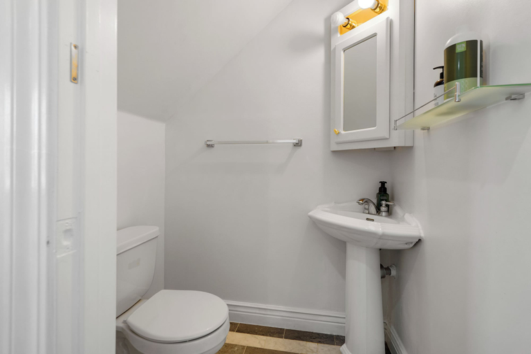 Bathroom 2, 3BR Flat Near Chase Ctr & Downtown SF, San Francisco