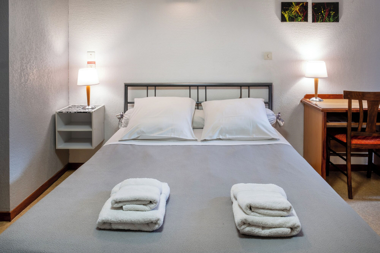 Bedroom 4, Hotel des Touristes, Hautes-Pyrénées