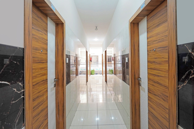 Lobby 3, Fabexpress Shyam Palace, Indore