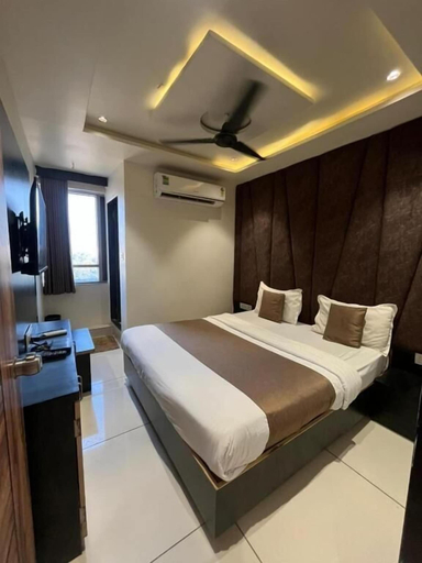 Room 5, Hotel Prime View, Ahmadabad