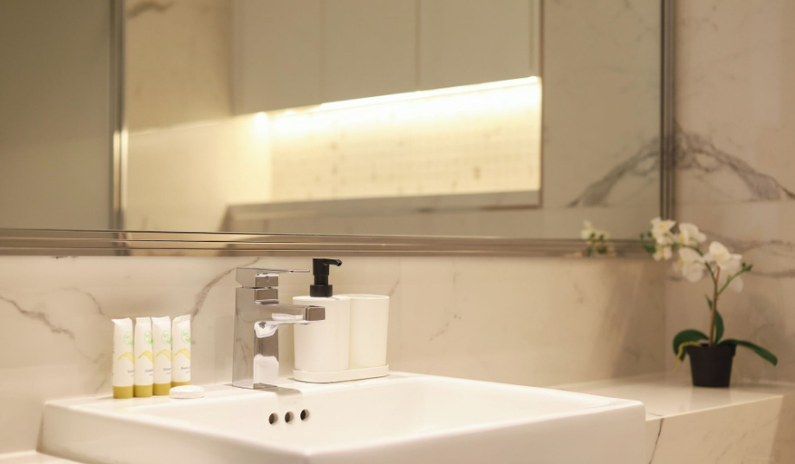 Bathroom, Splendour Living 1BR at Azizi Riviera, Dubai