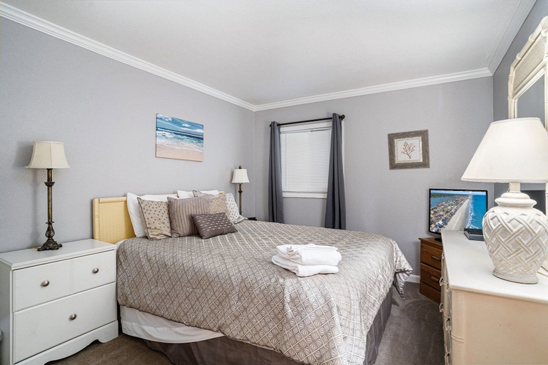 Room 4, 0511 Waters Edge Resort 2 Bedroom Condo by RedAwning, Georgetown
