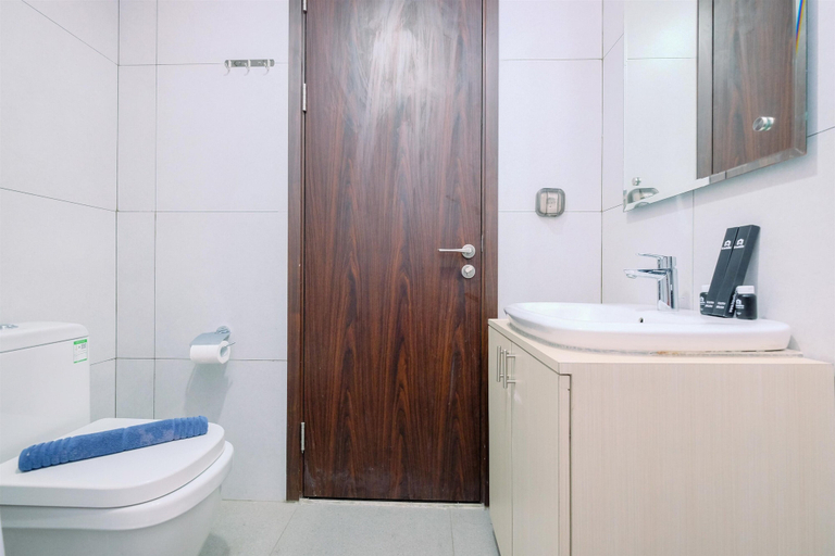 Bathroom 4, Cozy Stay Studio At Lrt City Bekasi Apartment, Bekasi