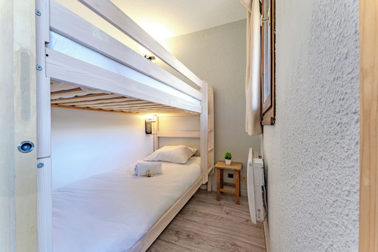 Bedroom 2, The Joker, Savoie