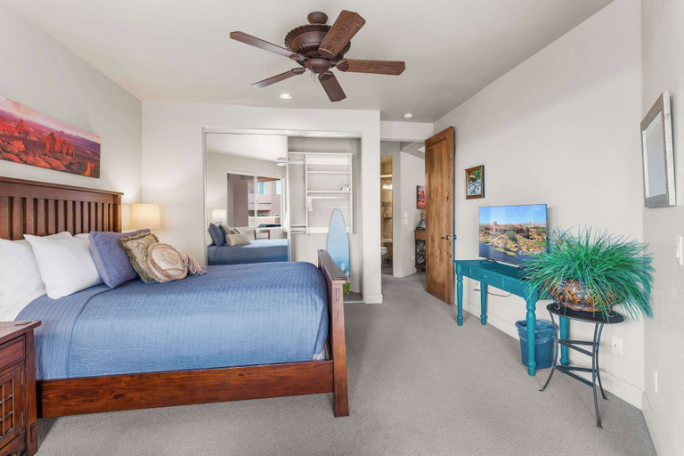 Room 4, Lava Falls Red Rock Retreat - Close to Tuacahn, Washington
