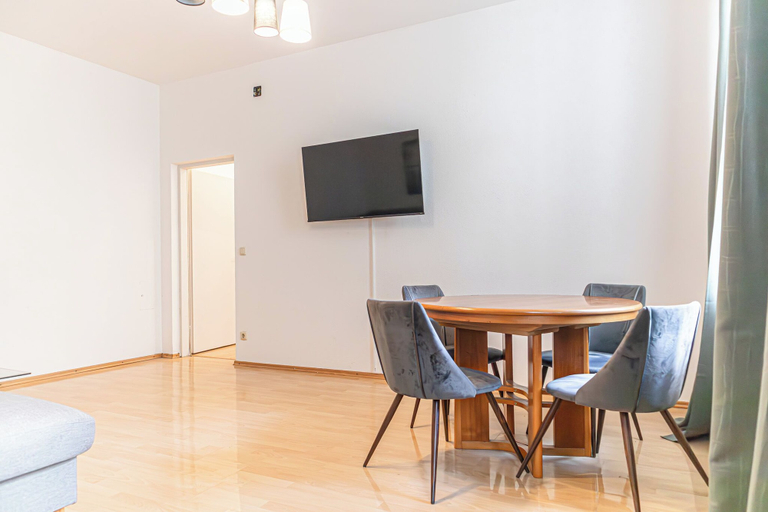 Living room 4, Basic 2BR Apt Near Westbahnhof, Wien