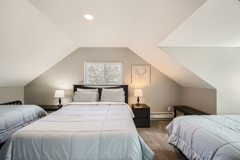 Room 5, Golden Gate Getaway 4 Bedroom Home by RedAwning, Gilpin