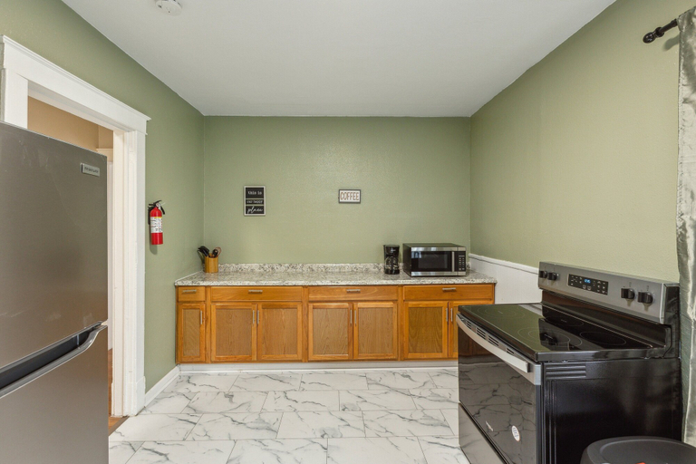 Private kitchen 4, Cozy Upper Flat Minutes From Niagara Falls 3 Bedroom Apts, Niagara