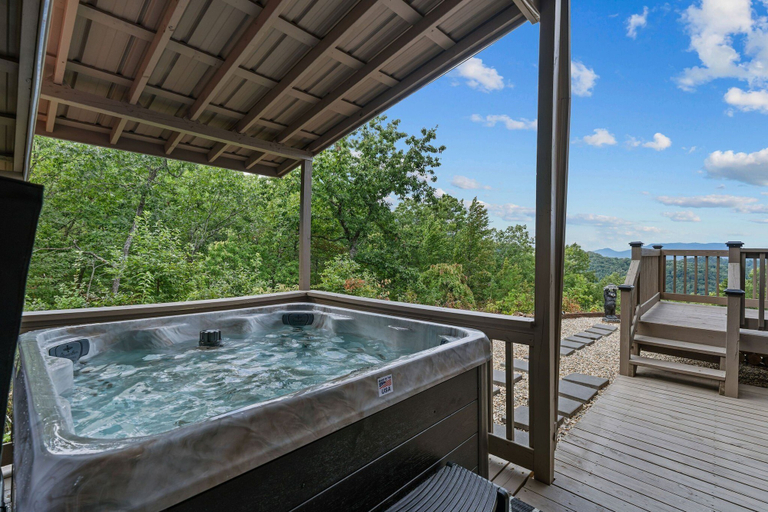 Outdoor spa tub 3, John Wayne View 3 Bedroom Cabin, Cocke