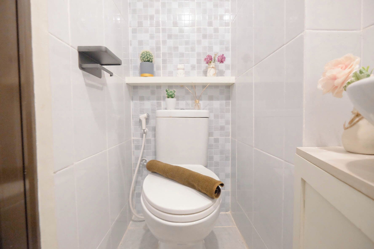 Bathroom 4, Wooden Accent Studio At Tokyo Riverside Pik 2 Apartment, Tangerang