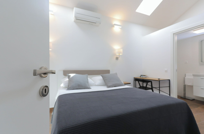 Room 5, Apartment M&J, Sutivan
