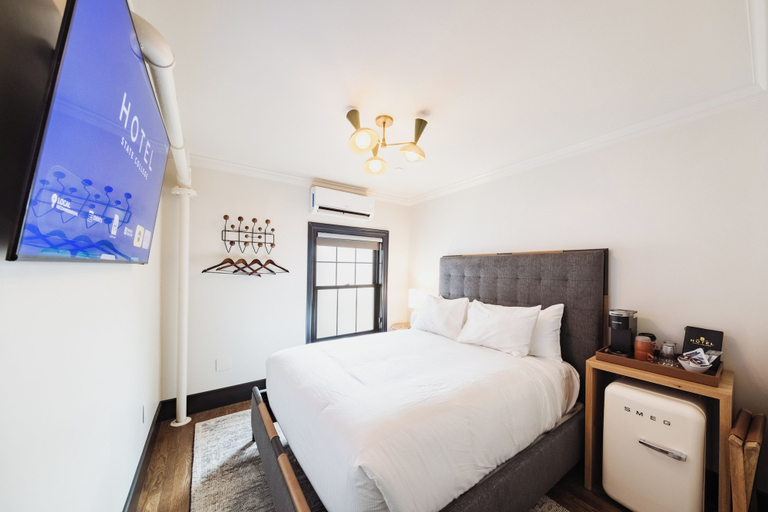 Room 2, Hotel State College, Centre