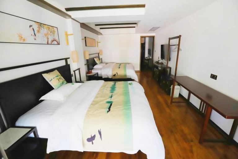 Room 4, Floral Hotel ·Fenghuang Grand Riverview, Xiangxi Tujia and Miao