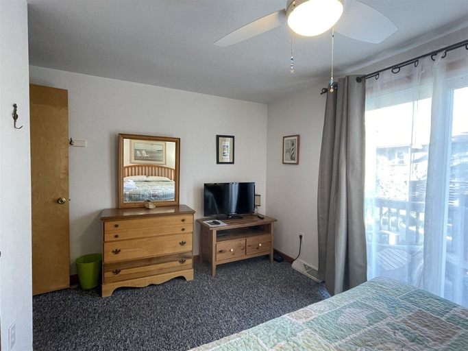 Room 2, Chasing Sunsets 4 Bedroom Cottage, Dare