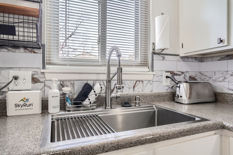 Private kitchen 4, Ingalls Circle 3 Bedroom Home, Jefferson