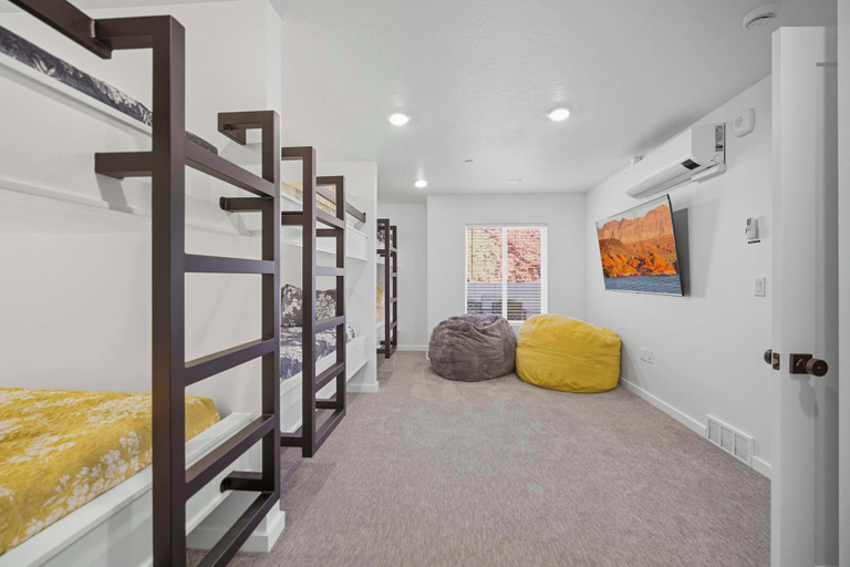Room 5, The Grand Retreat - 18 Guests, Washington