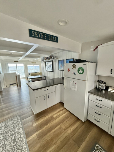 Interior 4, Grandview Lakefront Limit 9 4 Bedroom Home, Cumberland