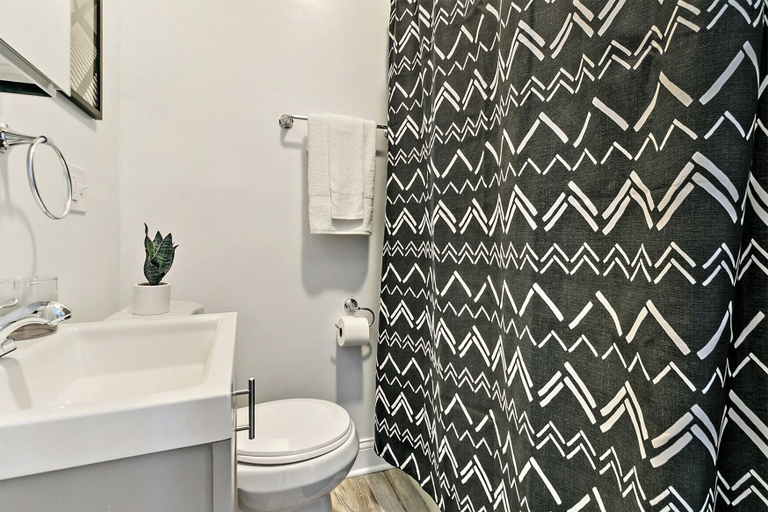 Bathroom 3, Cool 2BR Wrigleyville close to Fun City, Cook